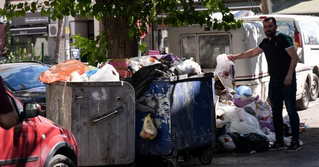 İzmir’de sokaklar çöpten kokudan geçilmiyor: Vatandaşlar belediyeye isyan etti VİDEO İZLE
