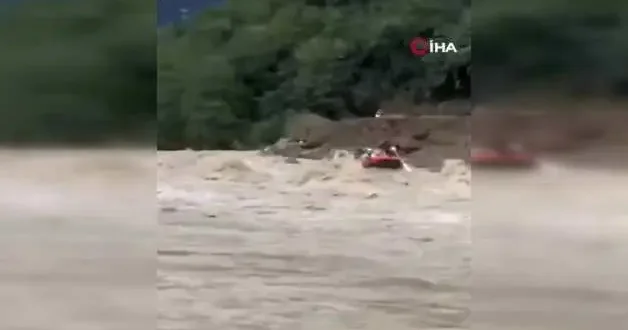 Ne iş makineleri ne fırtına onlara engel olabildi! Rafting tutkunları herkesi şaşırttı