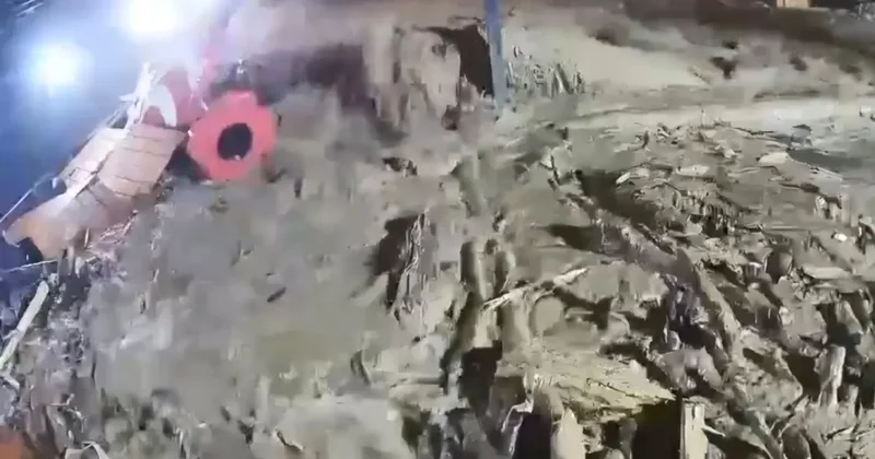 Görüntüler dehşet verici! Rize de sel böyle geldi