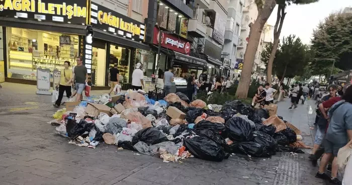 İzmir in Buca ilçesinde toplanmayan çöplere tepki