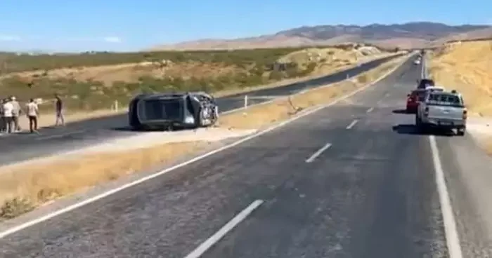 Batman da feci kaza: Ticari araç takla attı