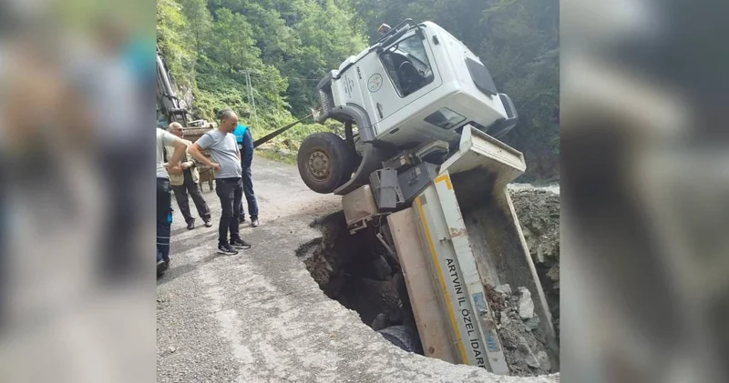 Kamyon yer yarıldı yerin içine düştü