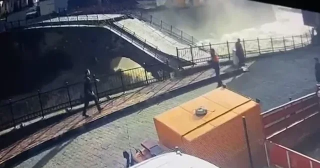 Artvin de tarihi köprünün yıkılma anı kamerada VİDEO İZLE