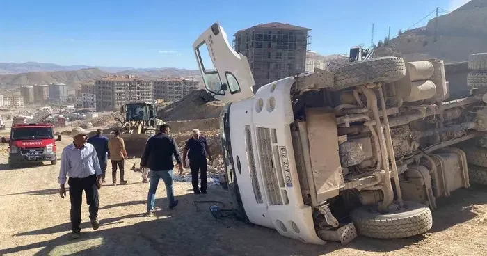 Şantiye de kontrolden çıkan hafriyat kamyonu devrildi: 1 yaralı