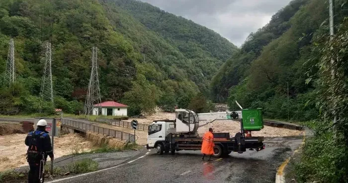 Çoruh EDAŞ, sel felaketinin ardından onarım için sahada