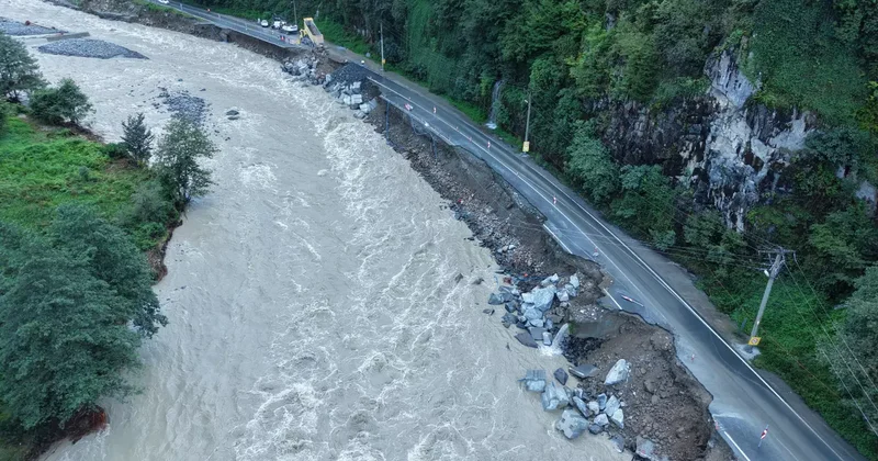 Karayolunda heyelan! Yol kapandı