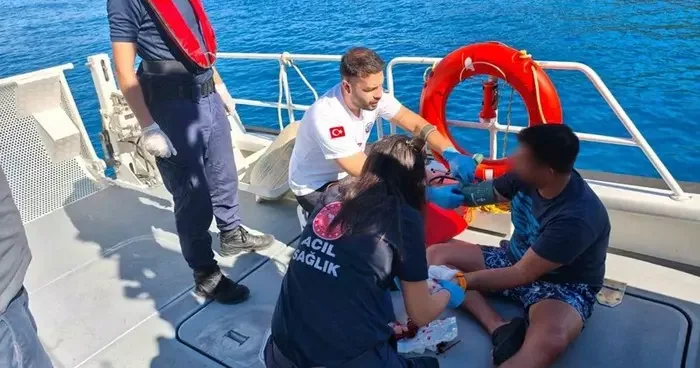 Özel teknede yaralanan vatandaşa Sahil Güvenlik tıbbi tahliye