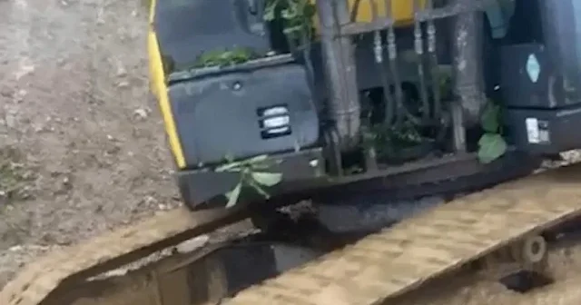 Rize de iş makinesi heyelandan son anda kurtuldu VİDEO İZLE