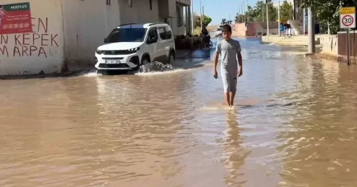 Şanlıurfa da tarımsal sulama suyu cadde ve sokakları bastı