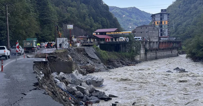 Karadeniz Bölgesi nde 135 iş makinesi ve 183 personel ile taşkınlarla mücadele ediliyor