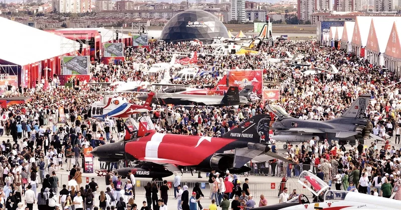 TEKNOFEST’e miniklerden büyük ilgi... Kedisini oyuncağını alan geldi