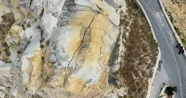 Nevşehir in simge noktalarından Kadıkalesi nden kaya parçası düştü; 3 ev tahliye edildi Nevşehir Haberleri