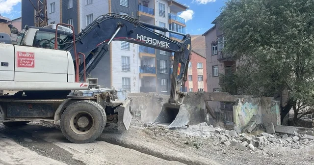 Hakkari de metruk yapıların yıkımı sürüyor Hakkari Haberleri