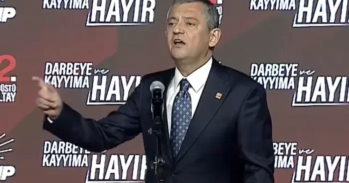 Son dakika Cumhurbaşkanı Erdoğan a Trump tepkisi! Özgür Özel kürsüde sert çıktı: Bu ülkenin kırmızı çizgisi olduğu ağız dolusu haykırılmalı!