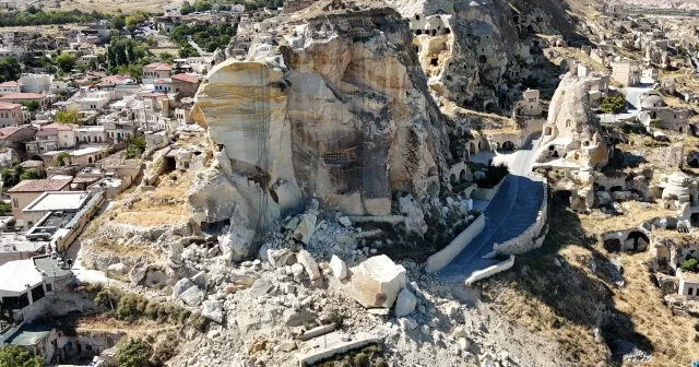 Kapadokya da dev peribacasının parçalarına ayrılma anları kamerada VİDEO İZLE