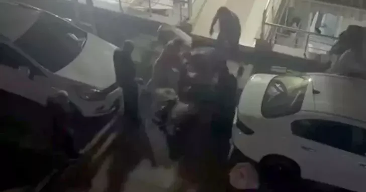 Avcılar da kavga eden yabancı uyruklular polis sözünü duyunca kaçtı