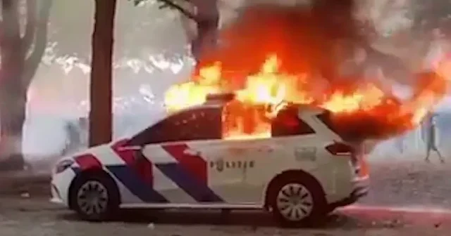 Hollanda da göçmenlik karşıtı gösterilerde polise saldırıp araçları ateşe verdiler VİDEO İZLE