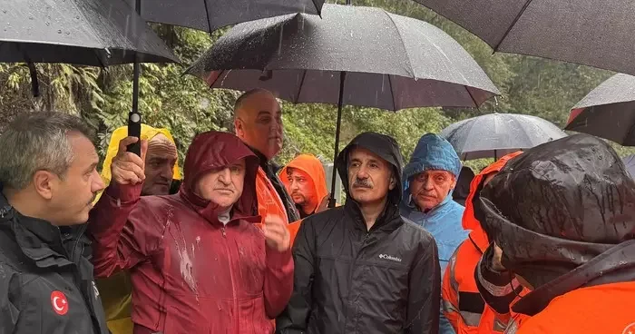 Bakan Uraloğlu ile Bakan Bak, Çamlıhemşin Ayder Yaylası yolunda incelemede bulundu