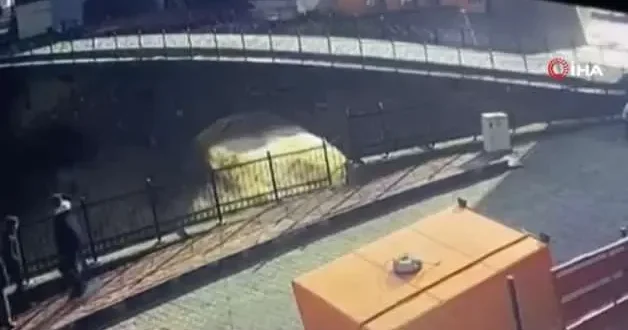 Tarihi köprünün yerle bir olduğu anlar!