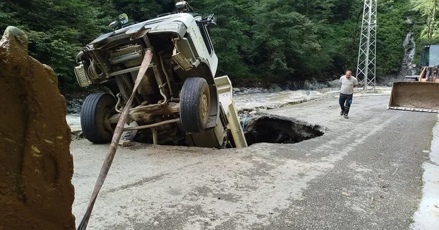 Artvin de göçüğe düşen kamyonun sürücüsü yaralandı Artvin Haberleri