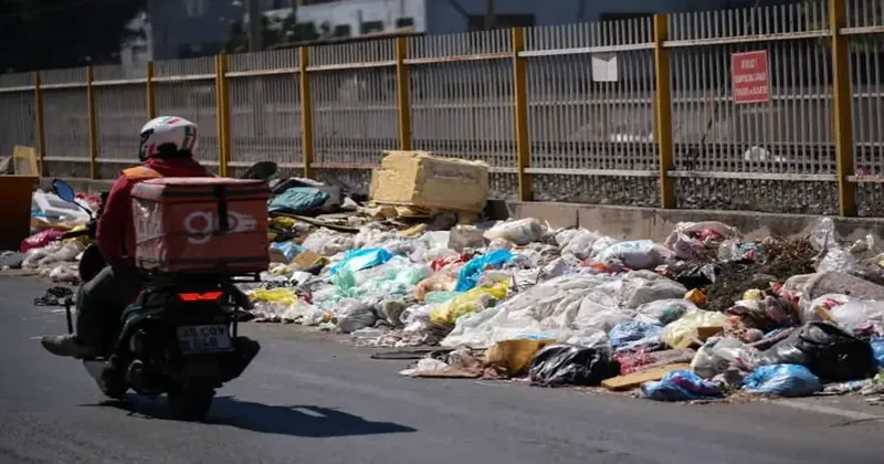 Buca da çöp öfkesi dinmiyor! Vatandaş: Belediye vergisini alıyor ama hizmet ortada yok