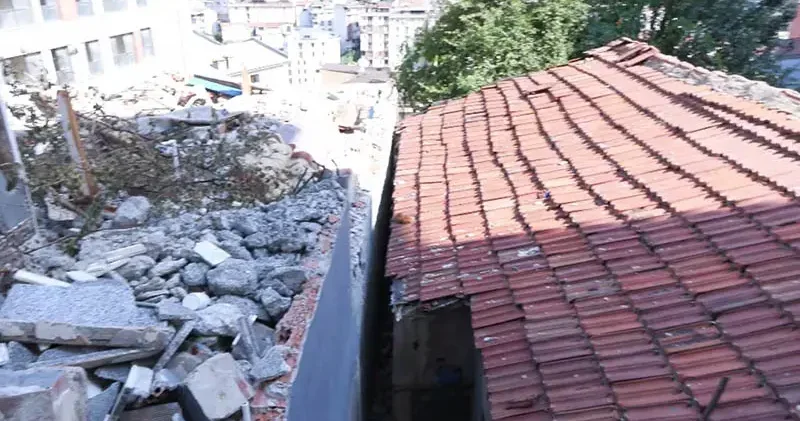 Çürük raporlu bina yıkıldı, yanındaki gecekondu nedeniyle evleri yapılamıyor