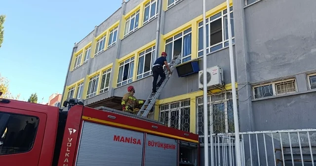 Manisa da okulda mahsur kalan 3 öğrenciyi itfaiye kurtardı Manisa Haberleri
