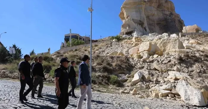 Kapadokya’da Kadıkalesi’nin bir bölümündeki kaya parçaları koptu