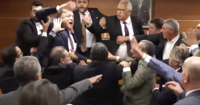Bayrampaşa da kura çekimi sonunda tansiyon yükseldi! Kürsüye yürüdüler