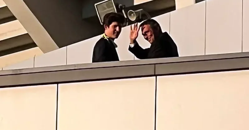 Ali Koç, oğluyla birlikte stadyum dışında bekleyen taraftarları selamladı
