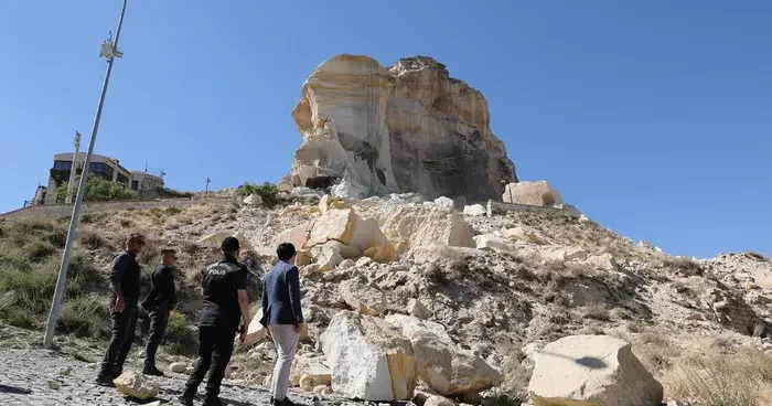 Nevşehir de Kadıkalesi nden kopan kaya parçası düştü