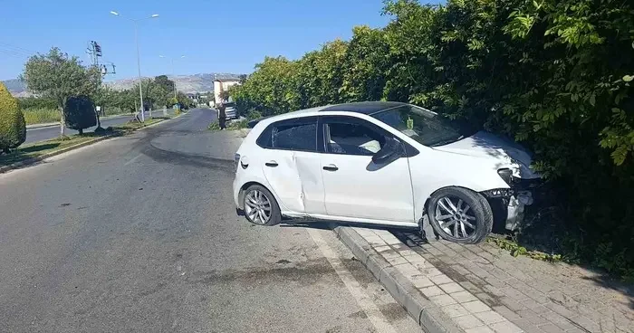 Manavgat ta trafik kazası: Otomobil refüjdeki ağacı yıktı