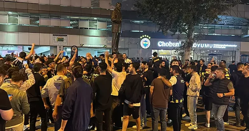 Fenerbahçeli taraftarlar, Sadettin Saran ın başkanlığını stat önünde kutladı Fanatik Gazetesi Fenerbahçe (FB) Haberleri Spor
