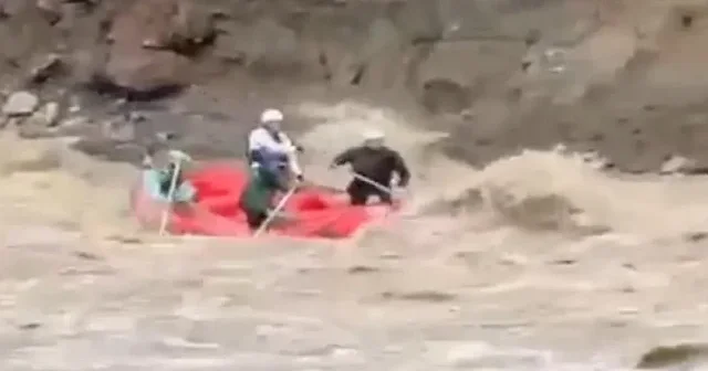 Sel suları onlar için engel değil eğlence oldu: Yükselen su seviyesinin keyfini böyle çıkardılar VİDEO İZLE