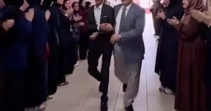 Öğretmenliğe sürpriz ile veda etti