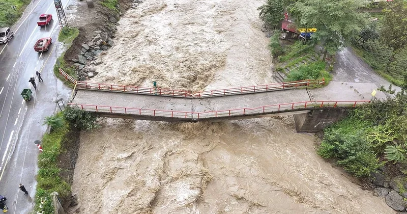 Kuzeyde sel, güneyde yangın… Bungalovlar suya kapıldı