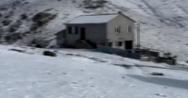 Bayburt un yüksek rakımlı köylerinde kar yağışı etkili oldu VİDEO İZLE