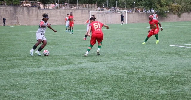 Kadın futbol maçında taraftar kavgası: 3 yaralı Hakkari Haberleri