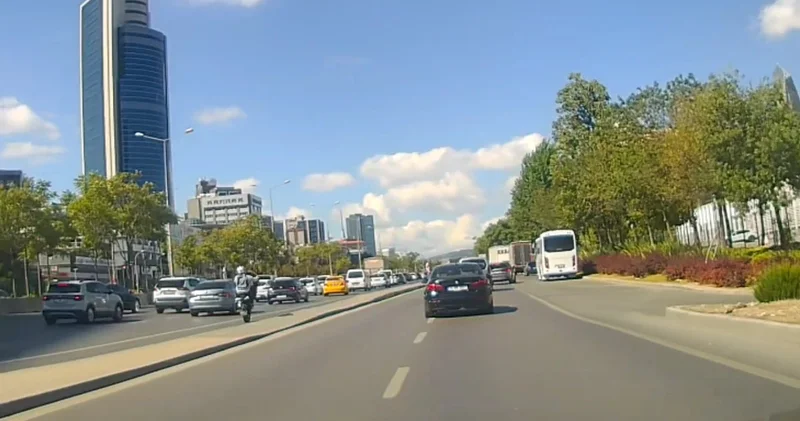 İstanbul da tek teker üzeri tehlikeli yolculuk: O anlar kamerada