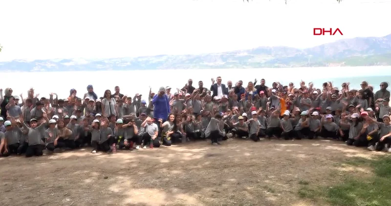 Eğirdir Gölü nde öğrencilerden kıyı temizliği