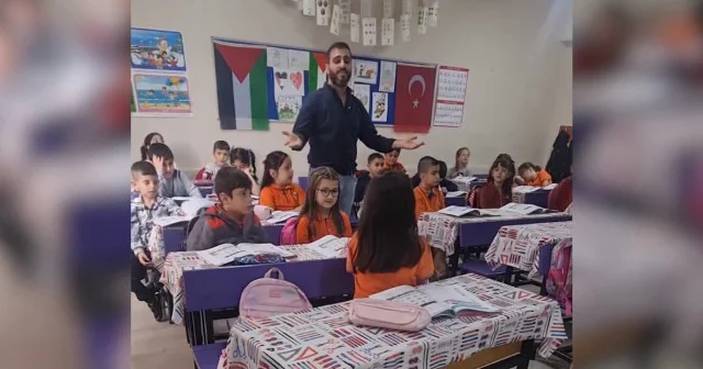 Öğrencilerine Allah ın emirlerini anlatan sınıf öğretmeni İslam düşmanlarını rahatsız etti VİDEO İZLE