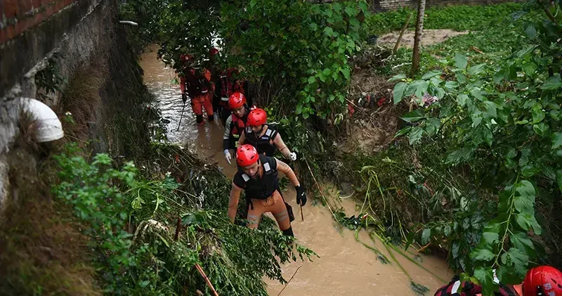 Çin de heyelan: 10 dan fazla kişi mahsur kaldı