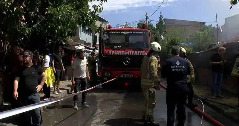 Ataşehir de depoda çıkan yangın söndürüldü