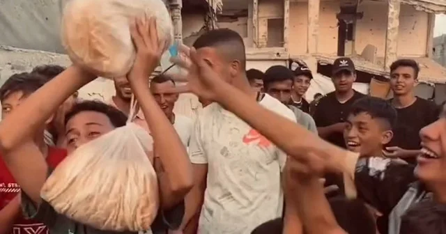 Gazze de ablukanın ardından ilk ekmek: Tekbirlerle karşıladılar VİDEO İZLE