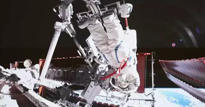 Shenzhou 20 mürettebatı ilk uzay yürüyüşünü tamamladı