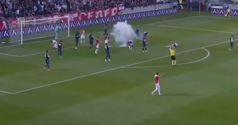 Kupa finalinde patlayıcı paniği! Oyuncular yere yığıldı Sözcü Gazetesi