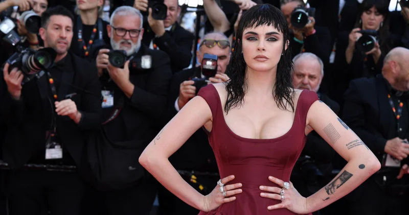 Cara Delevingne, Cannes Film Festivali kırmızı halısına bambaşka biri olarak çıktı magazin haberleri