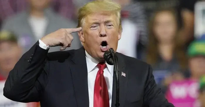 Donald Trump, Katar sorusu soran NBC News muhabirine sinirlendi: Sen berbat bir muhabirsin! Yeterince zeki de değilsin