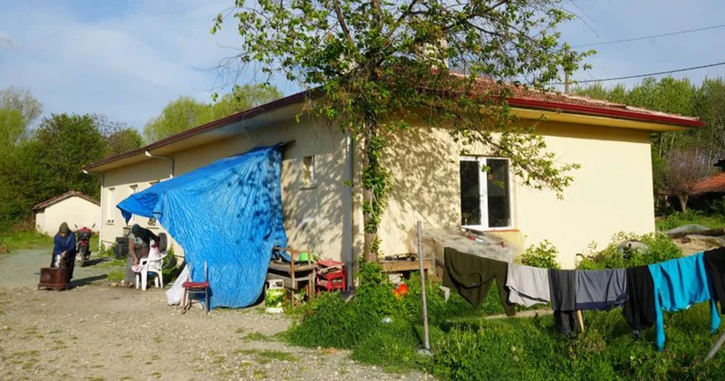 Evleri yanan aile iki yıldır köy okulunda yaşamaya çalışıyor