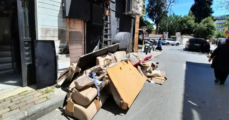 Evini taşımak için eşyaları pencereden aşağıya attı